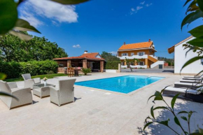 MP Luxury Holiday Home with swimming pool